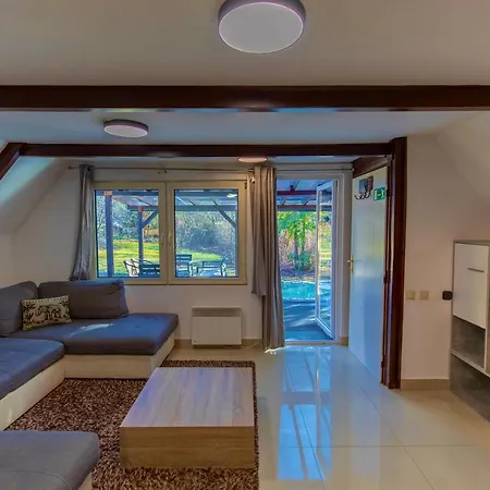 Vadgalamb & Jacuzzi דירה מישקולץ