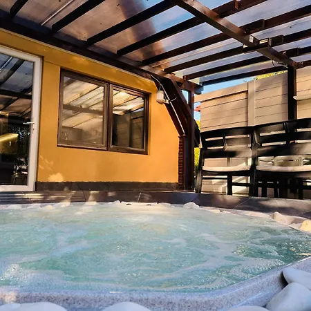 Vadgalamb & Jacuzzi דירה *